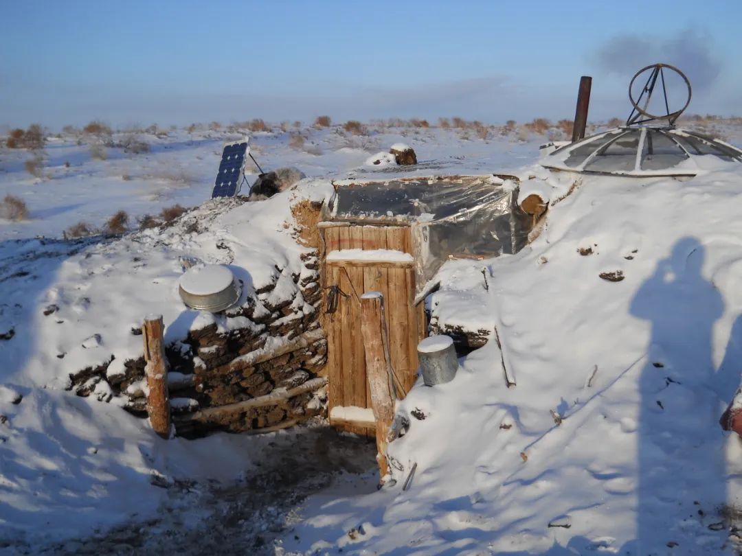 李娟《冬牧场》|羊群之外,满目的天空,流云,白雪