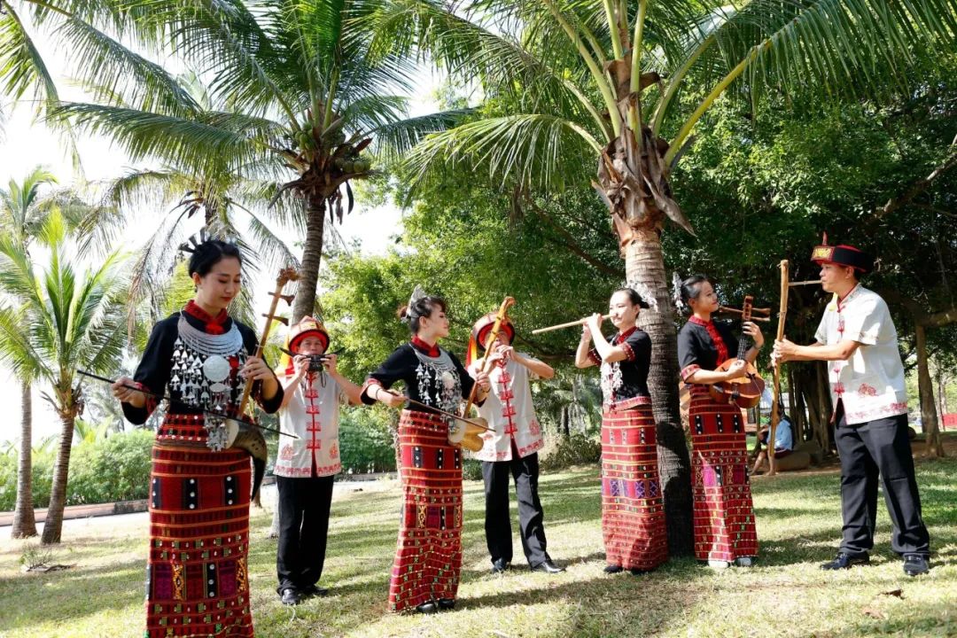傣族武术双刀舞图片