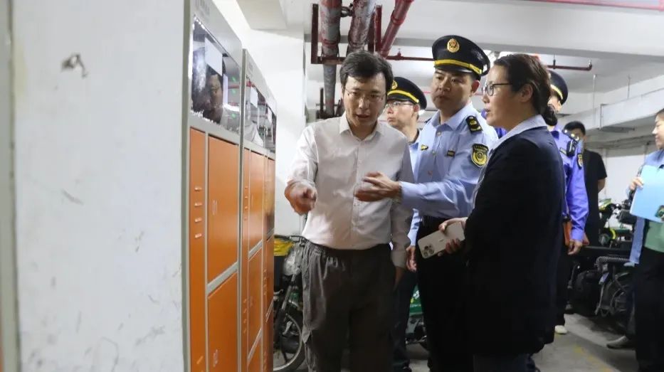 曹家渡街道开展电动自行车夜间检查专项行动