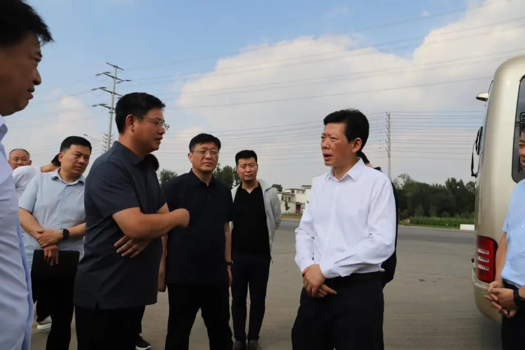 六五环境日丨邓州市委书记邓俊峰参加六五环境日宣传活动并现场办公