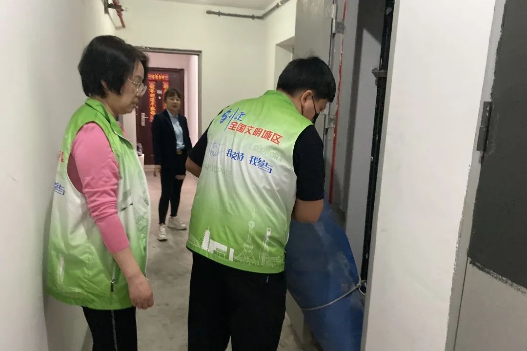 楼道堆物及时"清",让文明之路不再"堵"