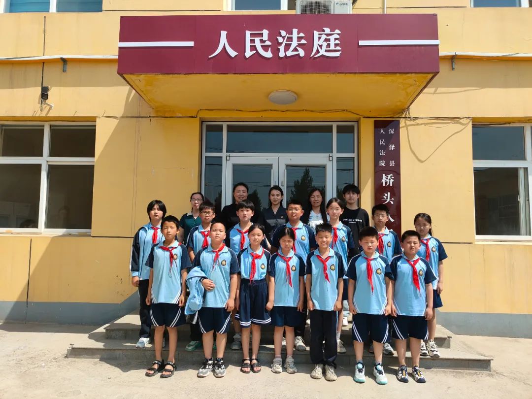 随后,法院干警还邀请深泽县桥头法庭辖区内的8所小学代表和1所中学