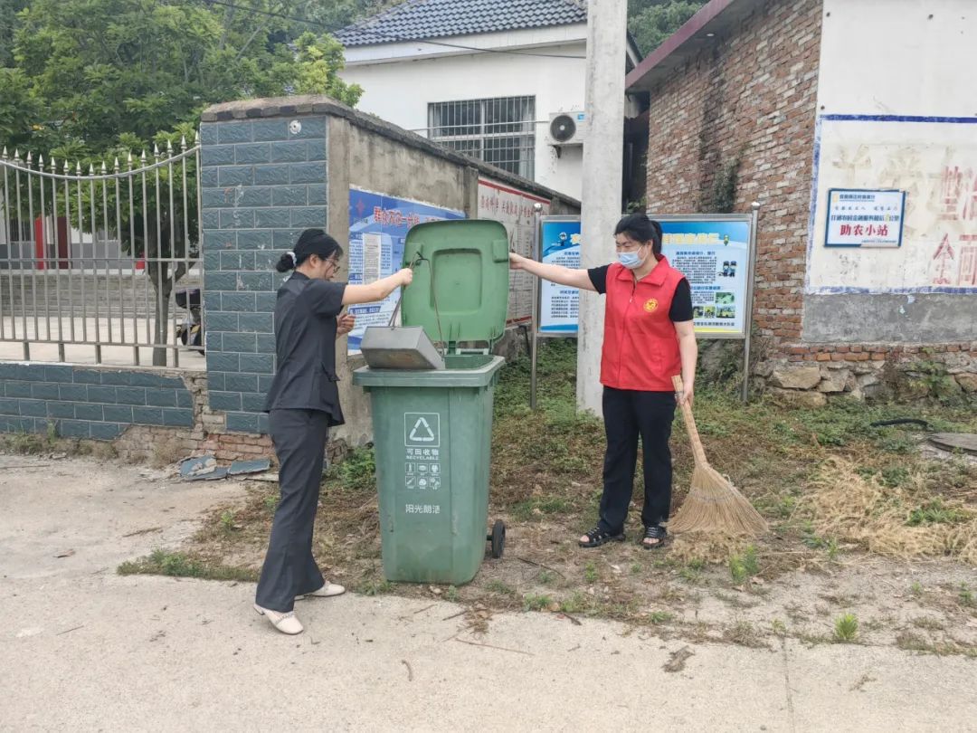 后勤服务中心党支部及法警大队党支部到董家河镇刘湾村开展"助力人居