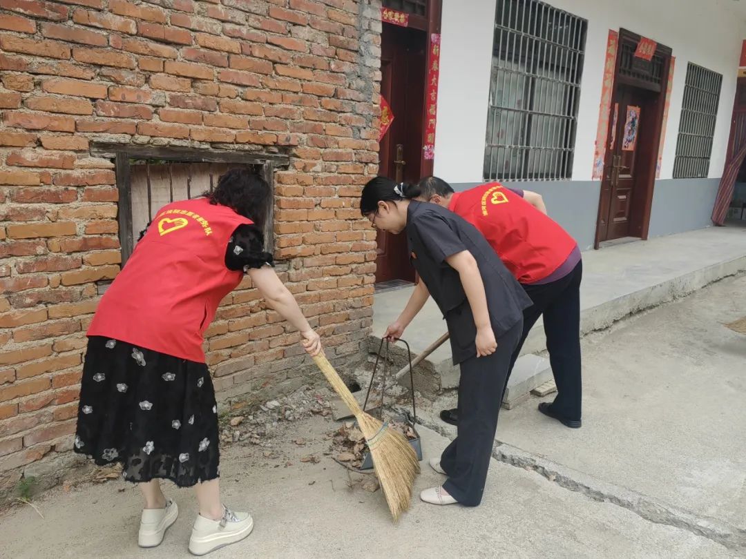 后勤服务中心党支部及法警大队党支部到董家河镇刘湾村开展"助力人居