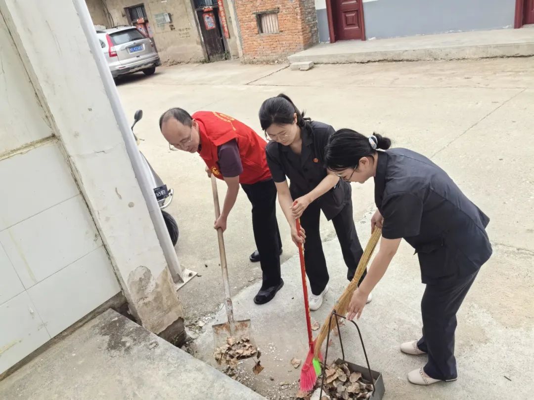 后勤服务中心党支部及法警大队党支部到董家河镇刘湾村开展"助力人居
