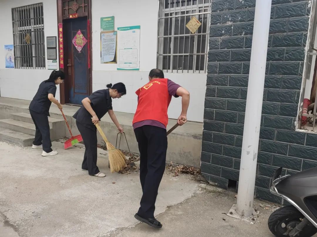 后勤服务中心党支部及法警大队党支部到董家河镇刘湾村开展"助力人居
