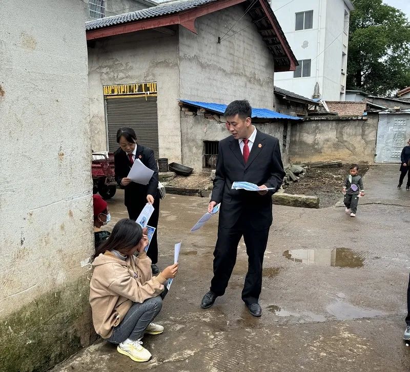 26"国际禁毒日来临之际,昭觉法院刑庭干警来到城北镇沐恩邸社区,瓦