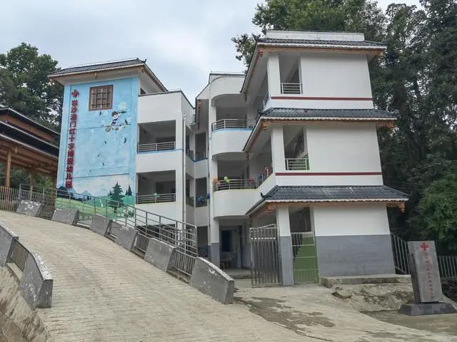 5月31日,从江县丙妹镇岜沙苗寨,在一栋三层楼的崭新幼儿园外墙上,