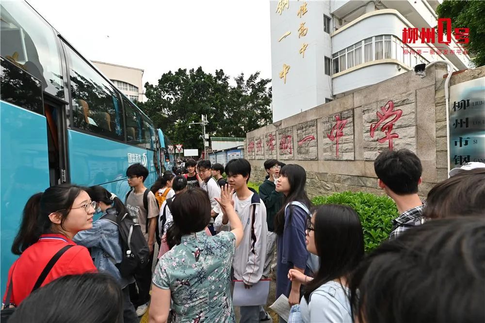 柳州铁一中学柳东校区准备上车前往各个考点柳州市钢一中学高三考生