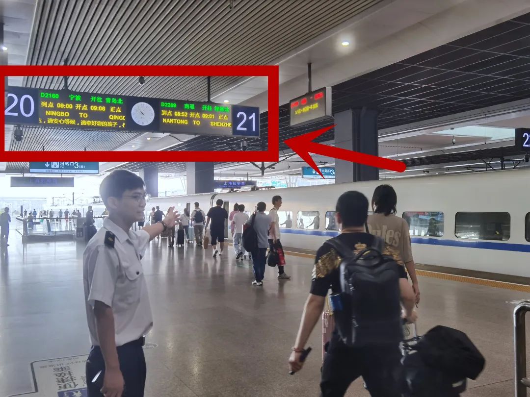 上车时看好脚下防止儿童跌入车厢与站台之间的缝隙拍摄:过云松原标题