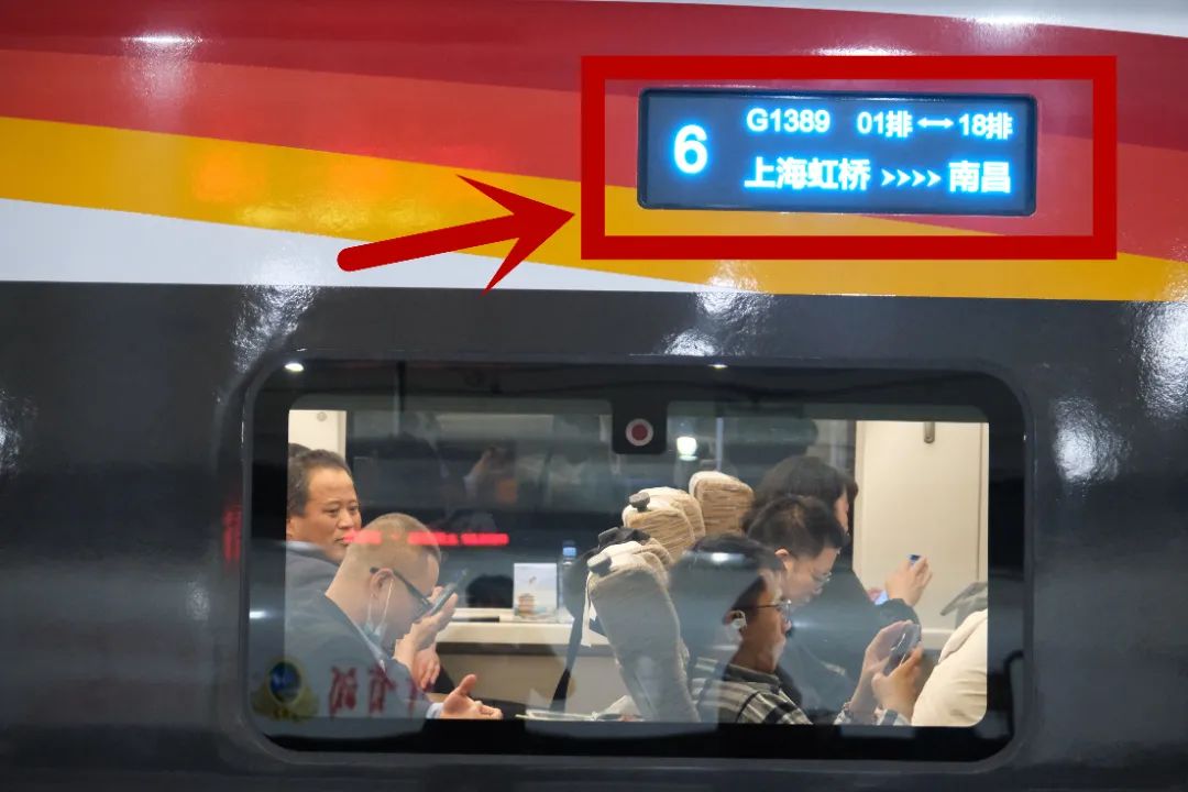 上车时看好脚下防止儿童跌入车厢与站台之间的缝隙拍摄:过云松原标题