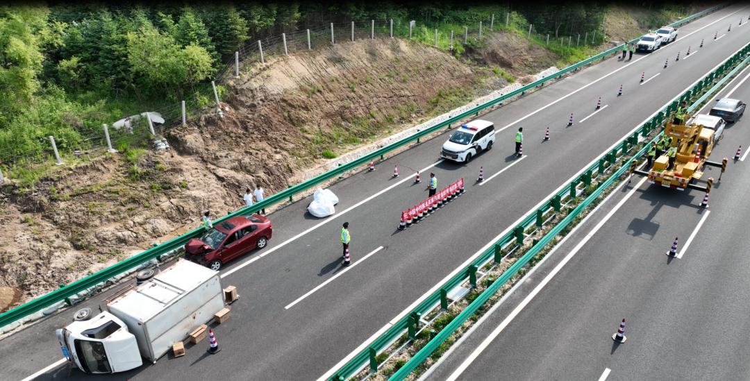 警企联动丨桦甸工作组联合多部门开展高速公路边坡塌方应急救援综合