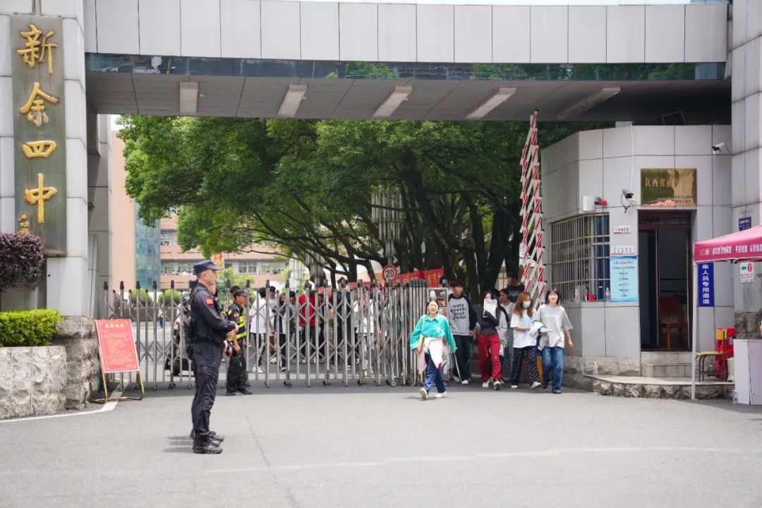 记者谭建荣在新余一中考点,考生们陆续走进考场.