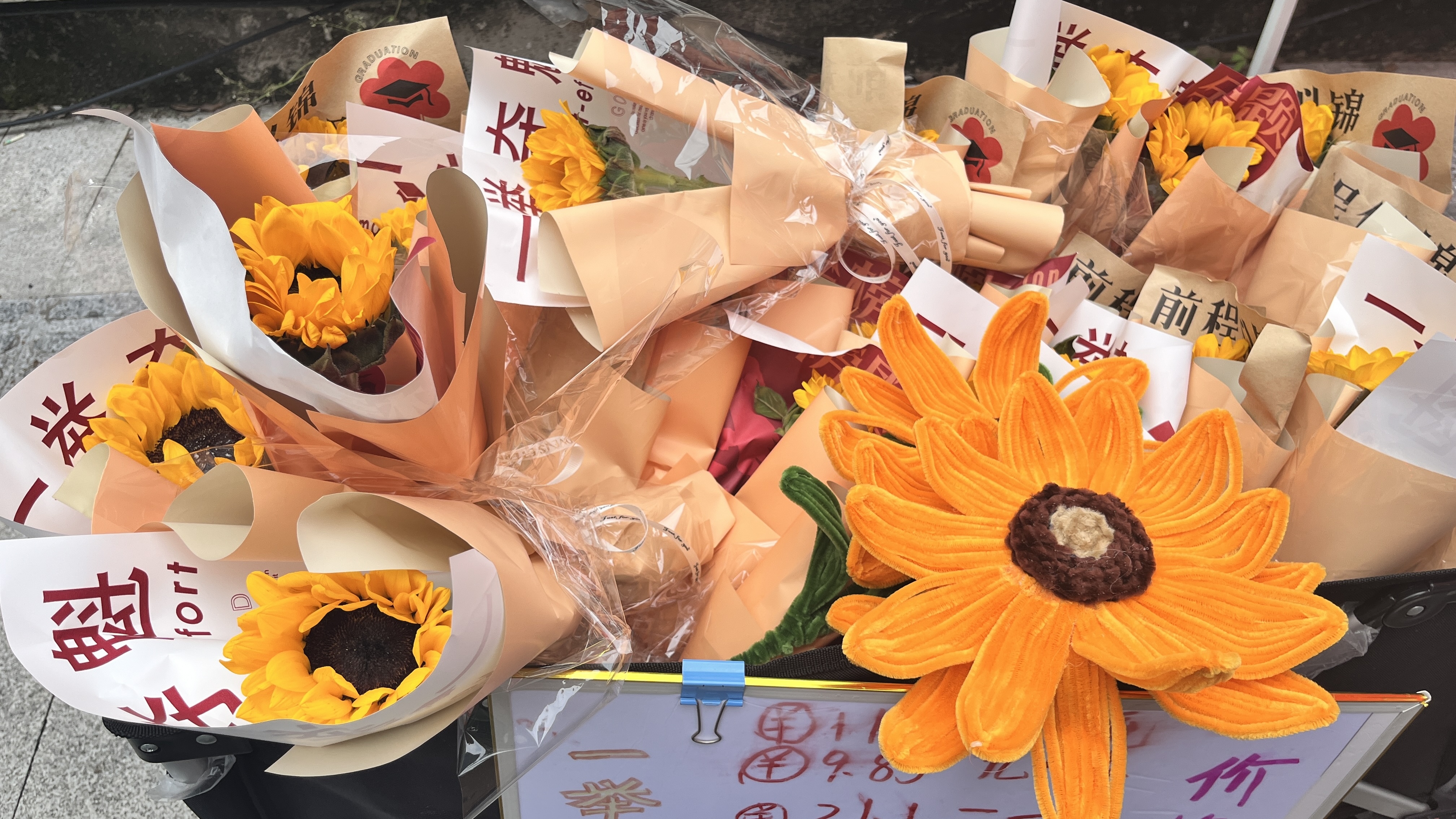 高考现场温情一幕:创意手工花传递爱与祝福