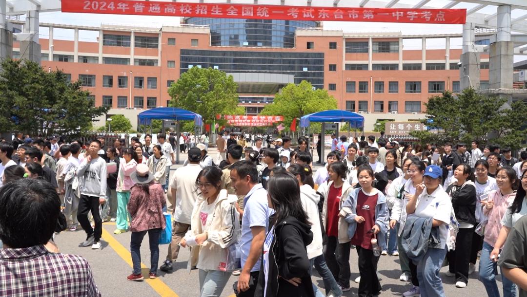 考场眼里满是对未来的憧憬笔锋所至,心之所向祝愿每一位考生驰骋考场