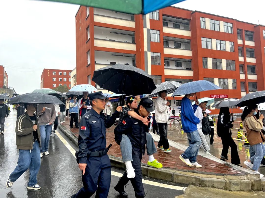 高考首日,这些场面很暖心