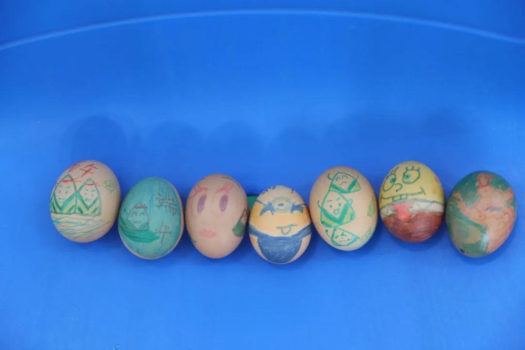 认真思考色彩的搭配,发挥想象,在鸡蛋上画出了各式各样的图案