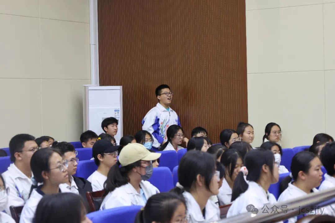 金川高级中学100余名师生打卡法院