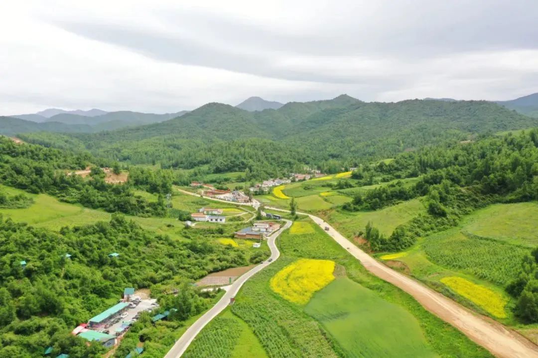 草长沟景区(aaaa)胭脂湖景区为国家4a级旅游景区,位于康乐县城北,景区