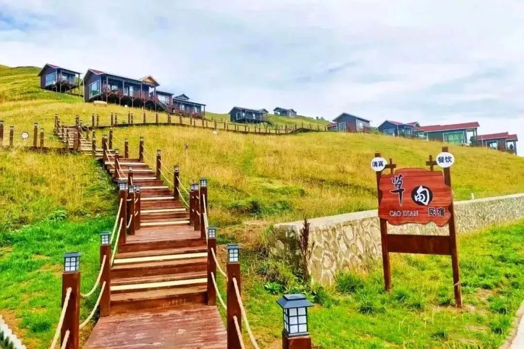 草长沟景区为国家4a级旅游景区,位于康乐县八松乡纳沟村东南端,距康乐