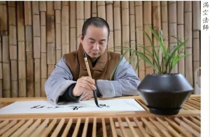 同年赴苏州灵岩山寺参学,随师公上本下公上人学习绘画,随师叔道元法师