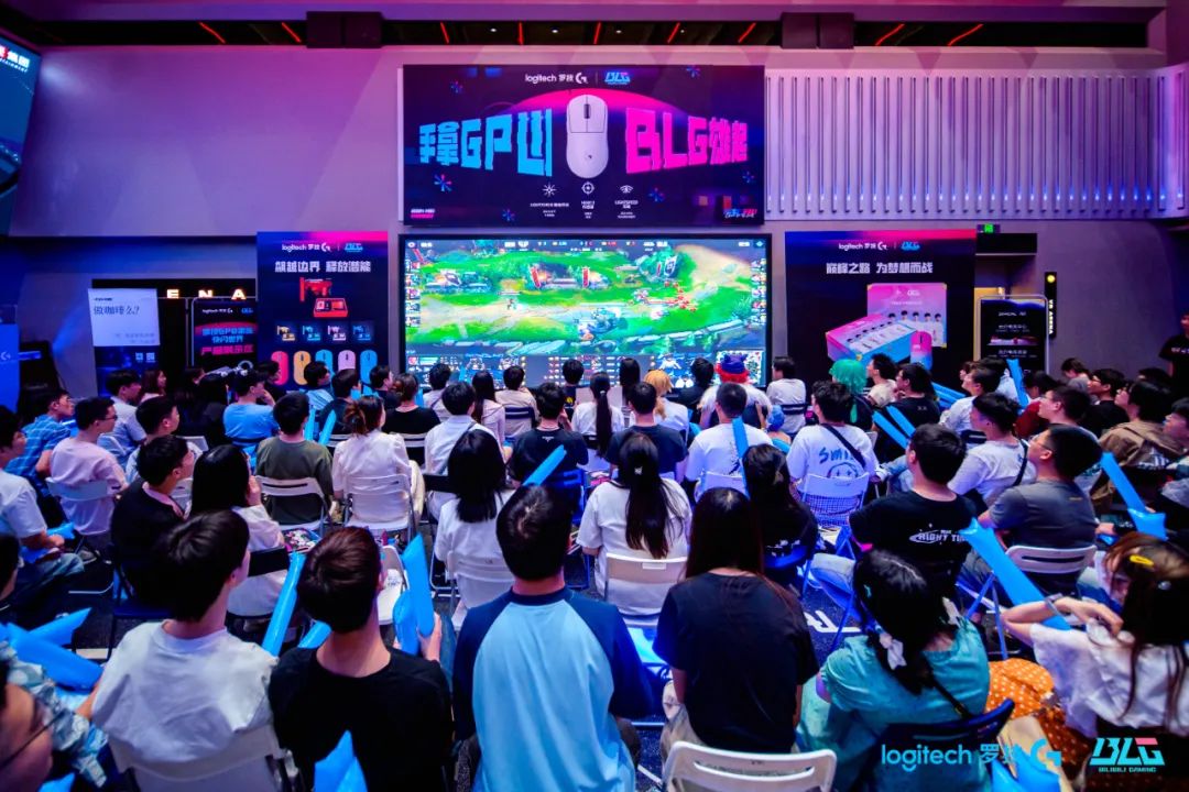 比赛首日,这儿就竖起了一个给lpl本土战队加油的助威墙,第一天,这个
