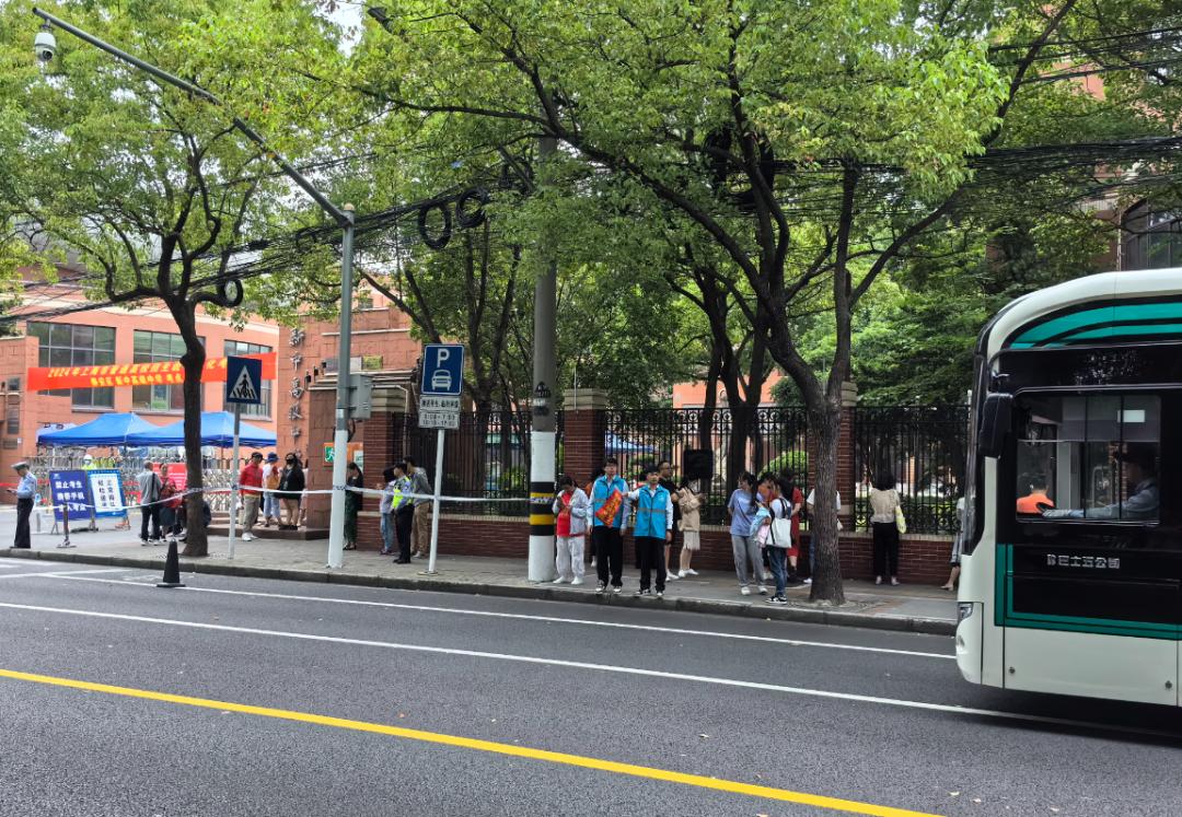 经过的公交线路有959路,909路,762路,845路等多条线路