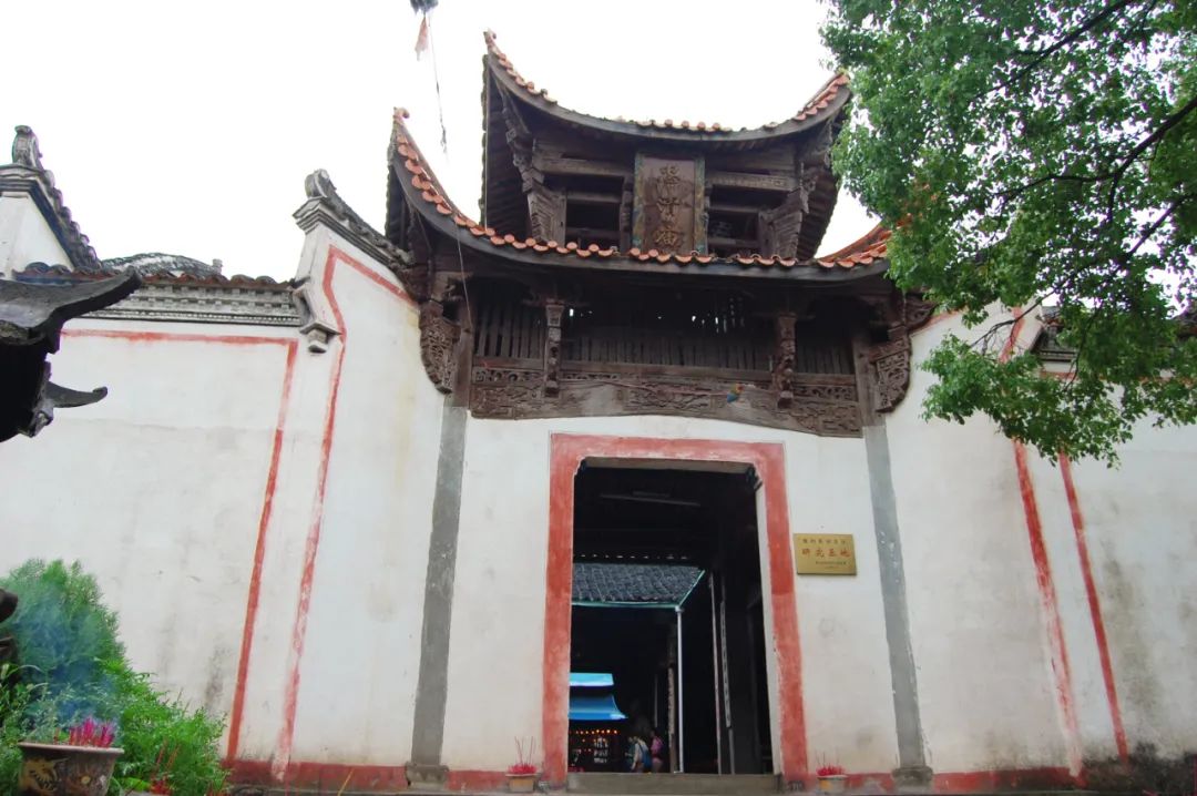 忠清庙,俗称塔山殿,原先的建筑经历动乱,早已颓圮.