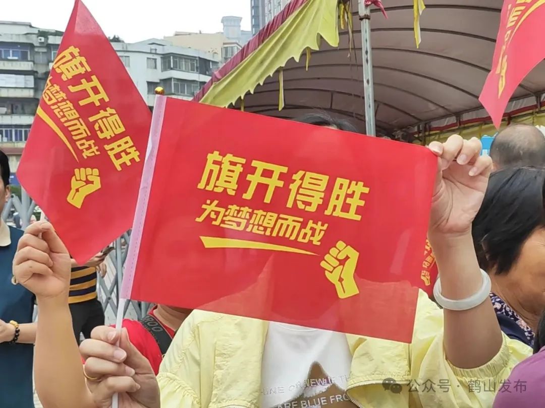 蓝 摄陈可蓝 摄为考生打call不少家长举牌"高考必胜,金榜题名"刘湘赣