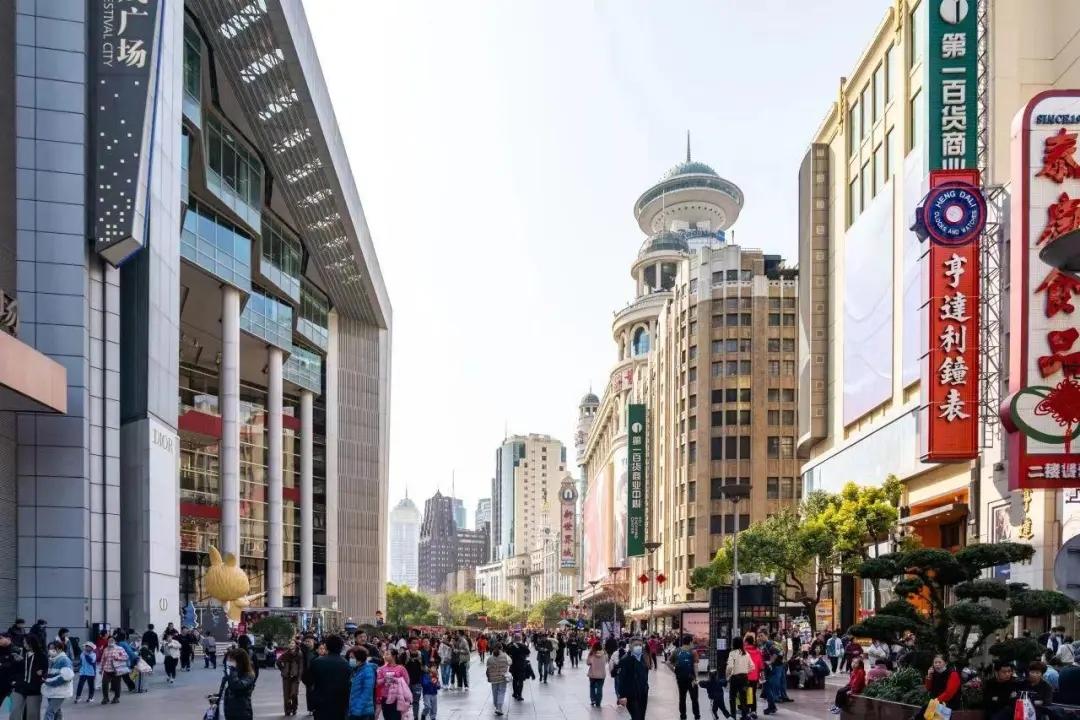 南京路步行街是上海最繁华的商业街之一,也是上海的标志性景点.