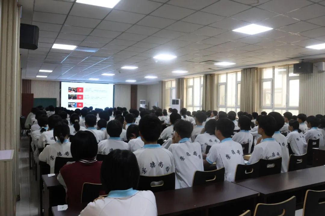 深州市第二中学一百八十余名师生代表参加活动.