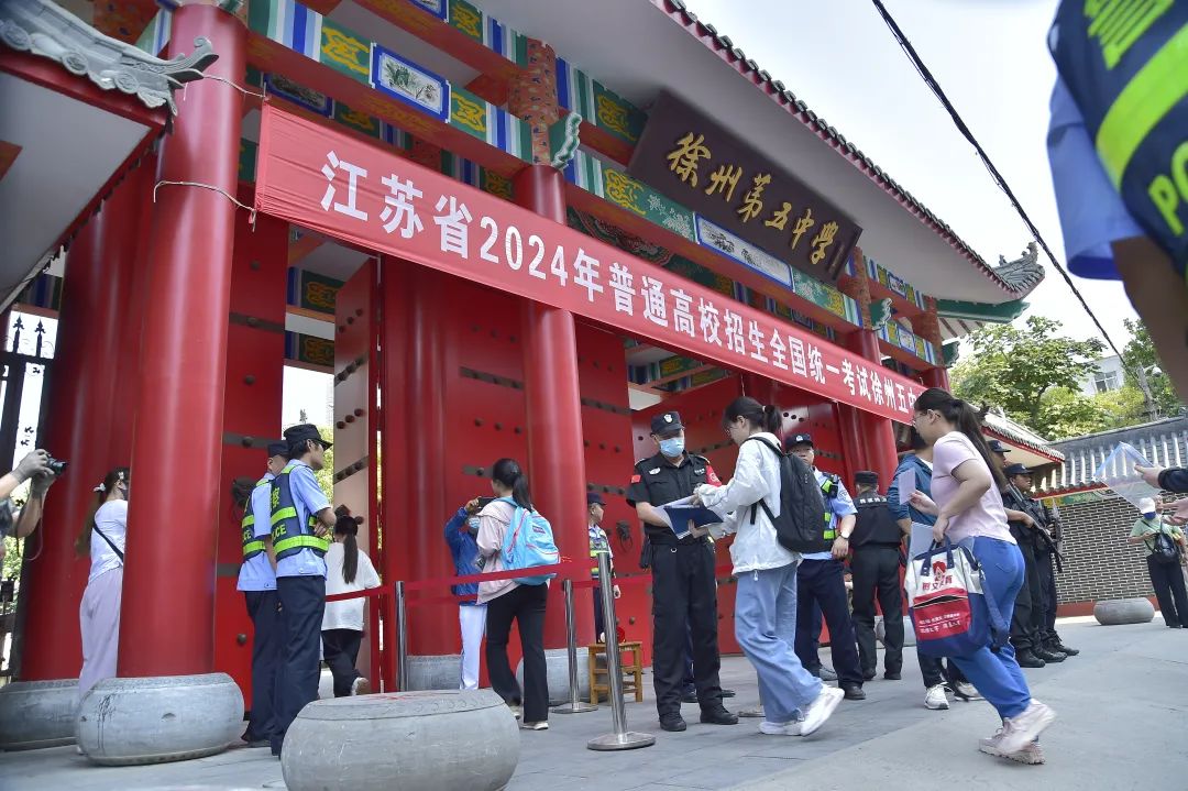 走进考场徐州有4.7万名考生高考大幕拉开