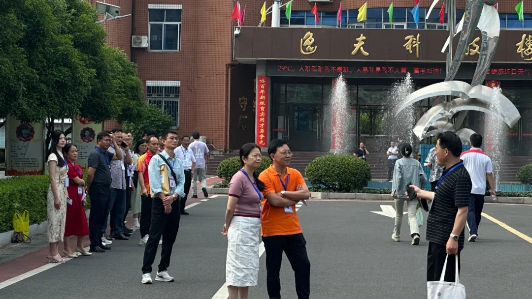 ▼老师们心里倍感安慰和踏实昂首阔步的走进考场看到同学们脸上露出