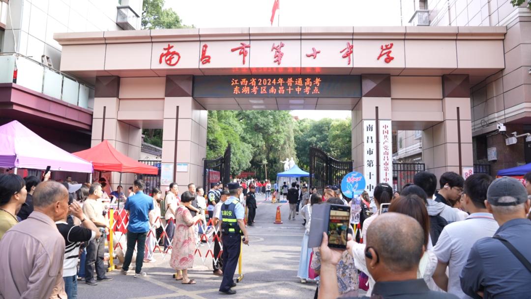 南昌十中考点让我们一起直击现场吧东湖聚力暖心护航高考路书写青春