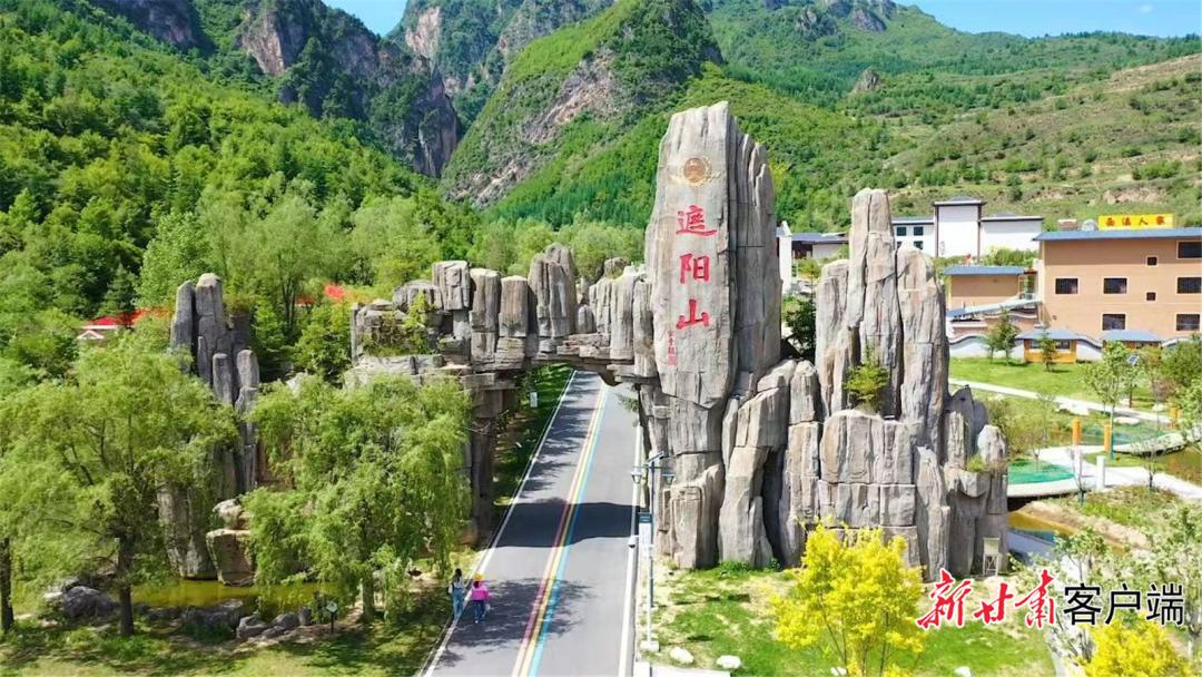 漳县遮阳山国家4a级旅游风景区.今年以来,全县已接待游客130.