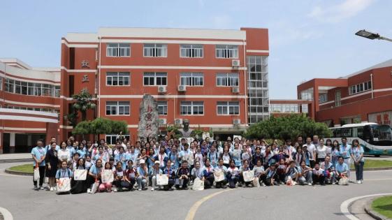 走进傅雷 高山仰止一踏入校门,莎车师生们便被引领至灵魂之所——傅雷