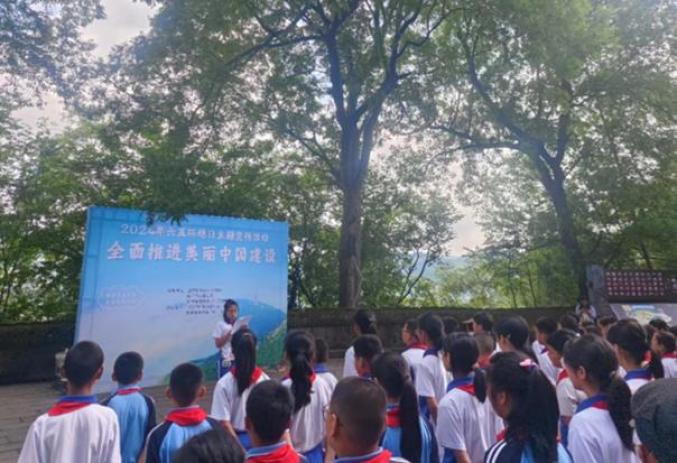 活动中,金华镇小学生代表宣读六五环境日倡议书,号召同学们提高生态
