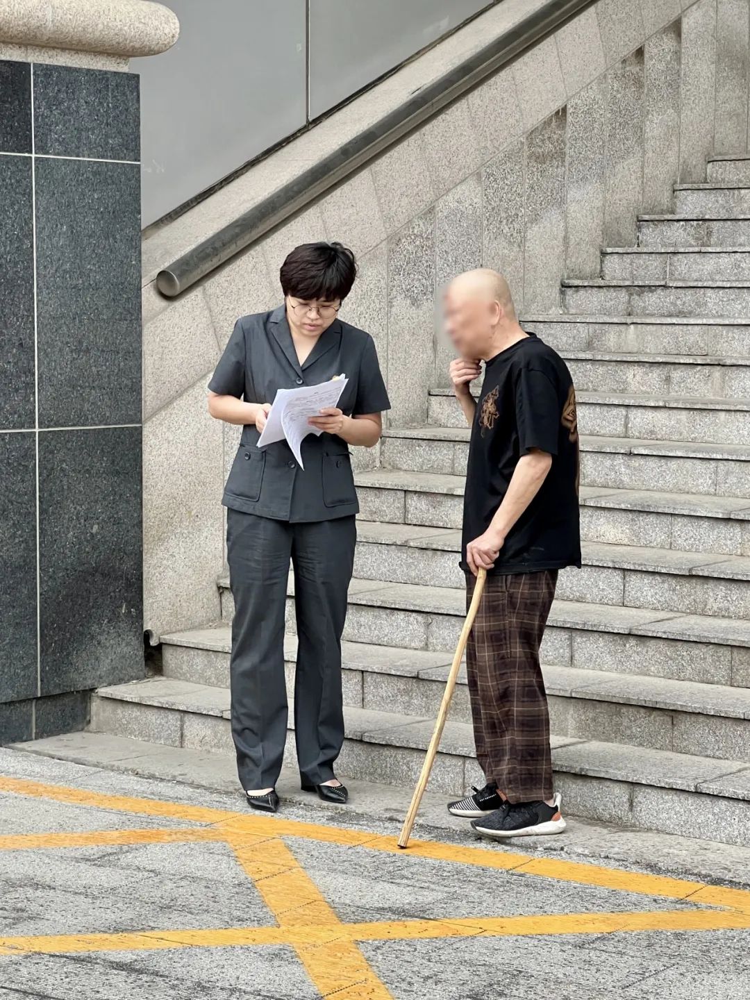 综合审判庭 杜潇潇让关怀直抵人心司法伸出援助之手无问昼夜,只为心