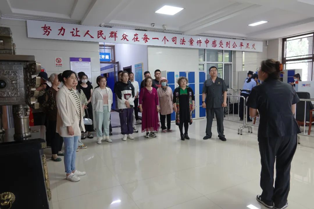 受邀人员在莫旗人民法院党组成员,副院长冯建国及工作人员的陪同下