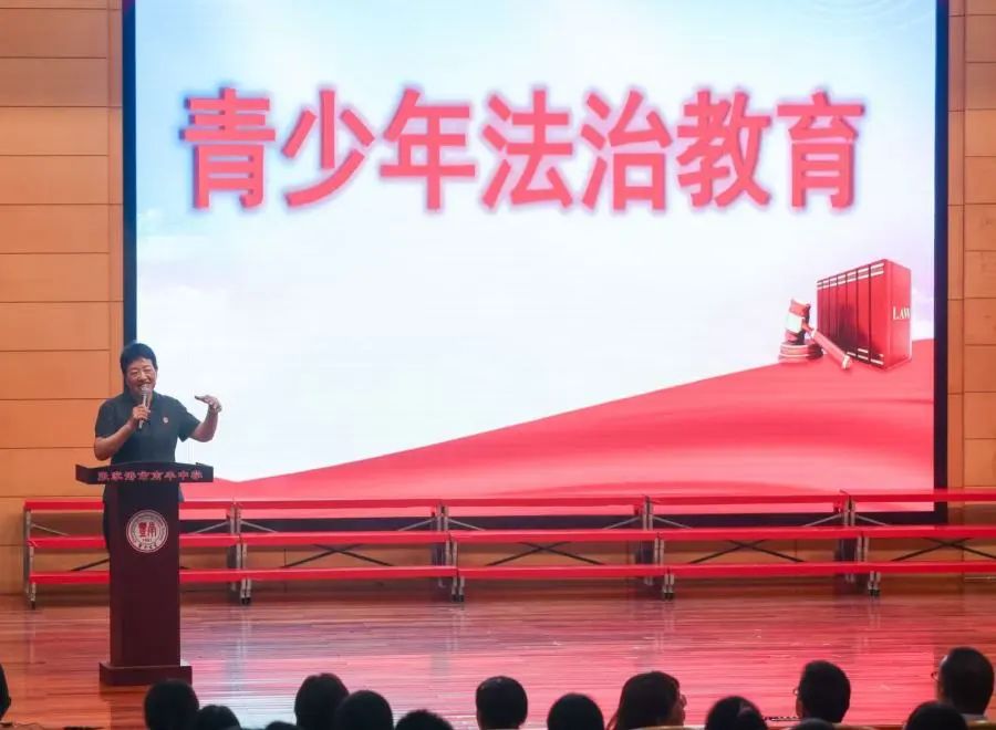 崇实中学,实验小学(西校区)少家庭法官助理盛心怡走进崇实中学,实验