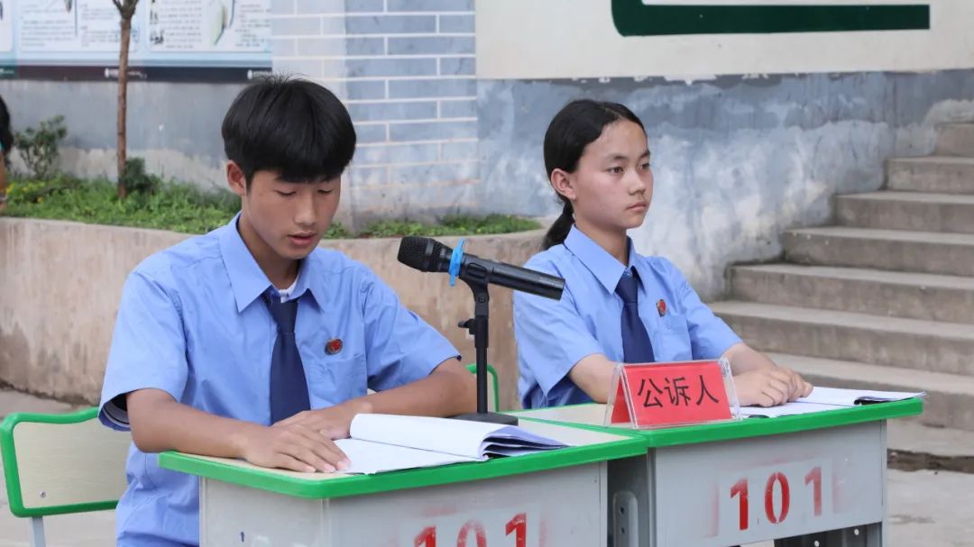 深入红河县垤玛中学开展以"利剑护蕾 守未成长"为主题的"模拟法庭"进