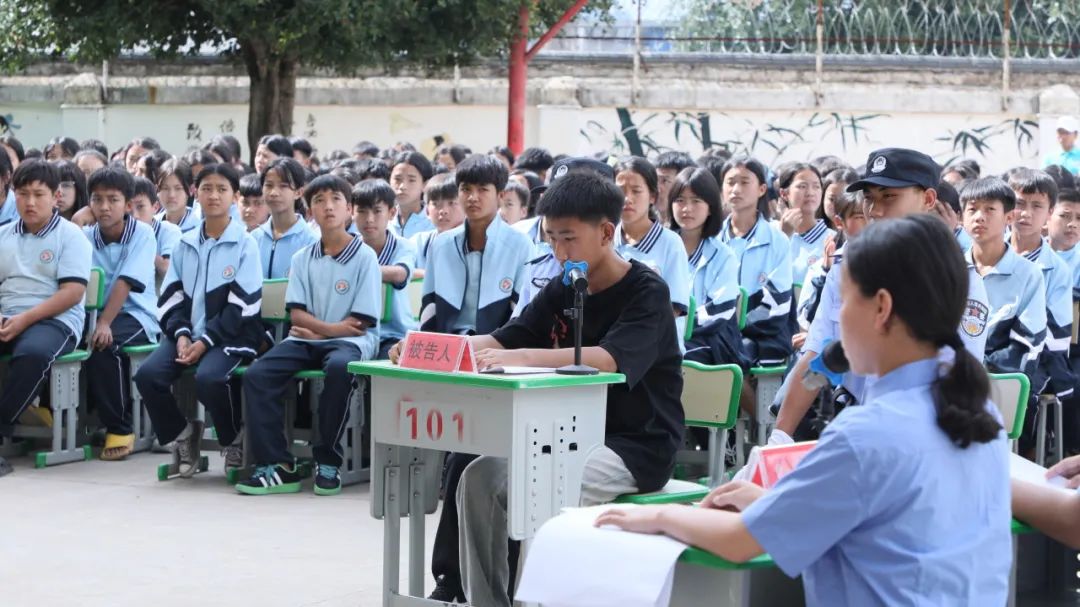 深入红河县垤玛中学开展以"利剑护蕾 守未成长"为主题的"模拟法庭"进