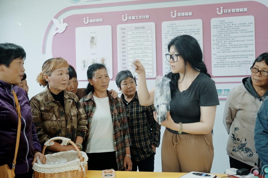 据了解,授课老师洪爽是一名95后缙云籍手工博主,高中就读于缙云中学