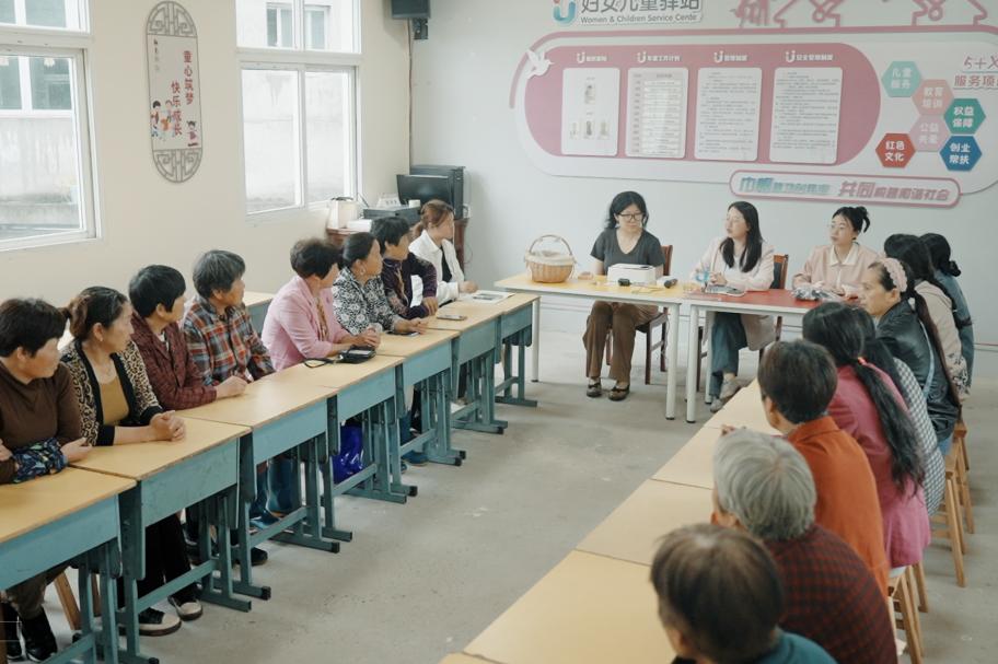 据了解,授课老师洪爽是一名95后缙云籍手工博主,高中就读于缙云中学