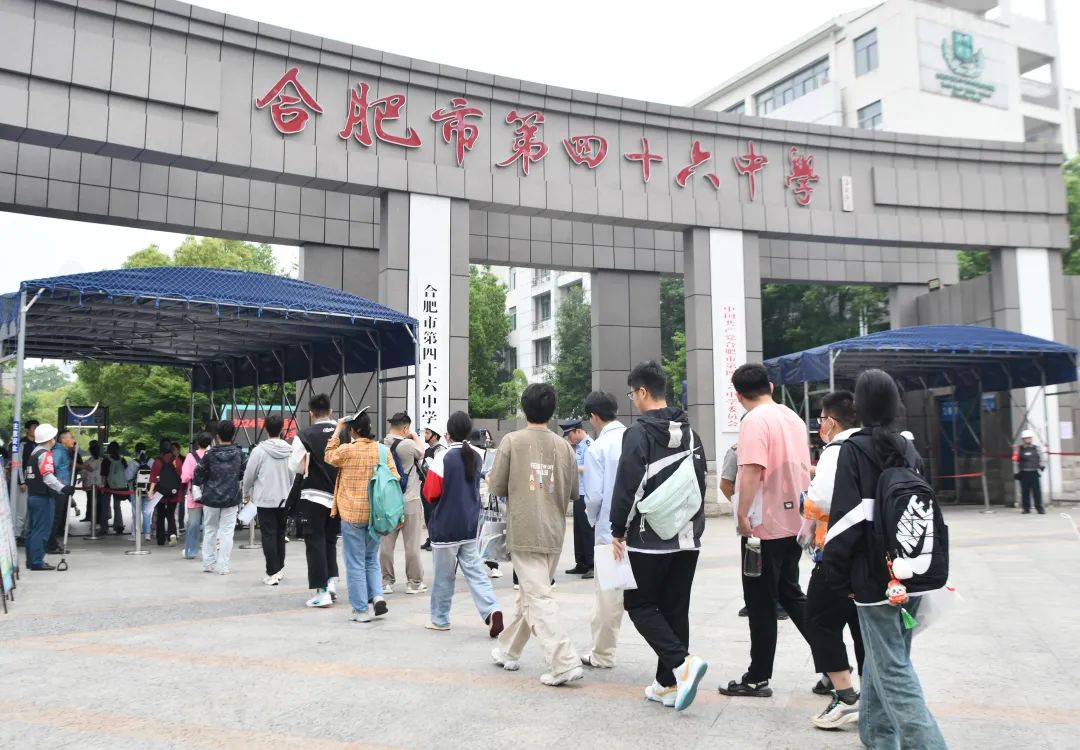 合肥一中包河分校考点,考生有序进入考场合肥市第四中学考点,考生陆续