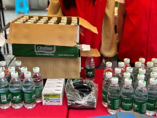 高考首日,巾帼志愿者们在邻水二中考点附近设立了巾帼志愿服务站,给