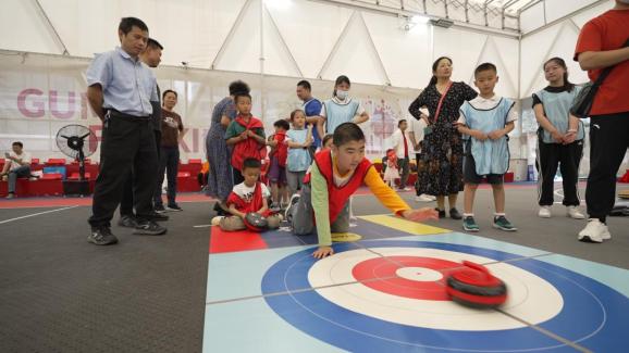 孤独症儿童,是来自遥远星空的孩子,他们的眼神中闪烁着星辰般的光芒