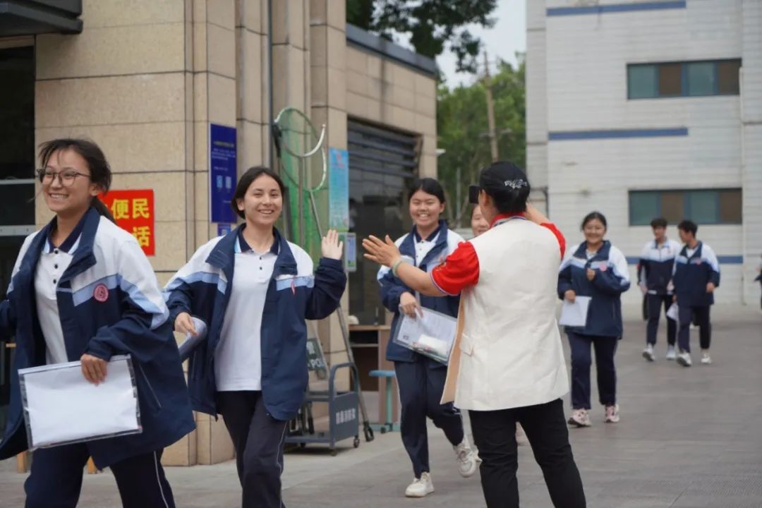 高考第一天!看潍坊学子乘风破浪!