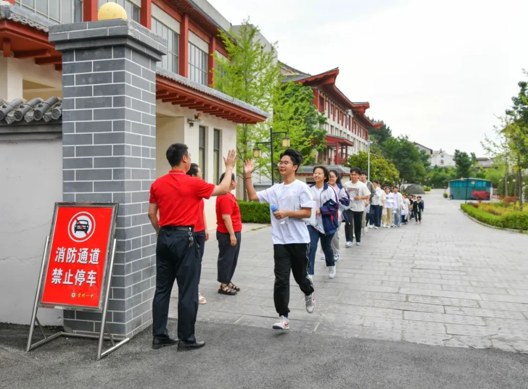 高考第一天!看潍坊学子乘风破浪!