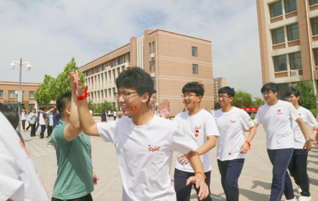 高考第一天!看潍坊学子乘风破浪!